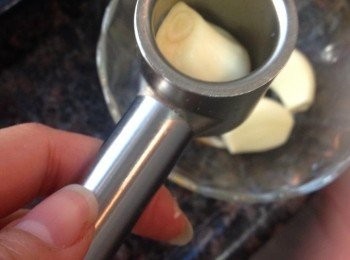 step6: 蒜頭用工具壓成或切成蒜蓉備用

（這個壓蓉器在IKEA 買的，很好用，清洗也好方便）