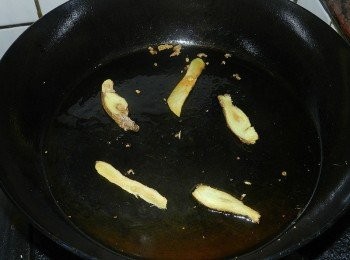 step3: 殘油加上麻油後轉小火，入薑片爆香(火侯不要太大，麻油會苦)