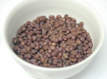 step1: 先將紅豆浸數小時，然後煮至軟身，有少許裂開便可，不要攪拌太多，最好保存一整粒紅豆，瀝乾水份備用 （不要加糖煮紅豆）