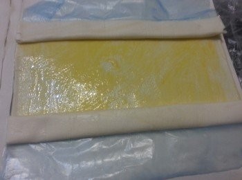 step2: 塗上蛋液，兩邊卷起。