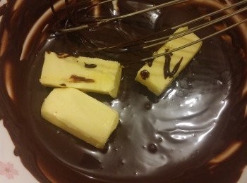 step1: 先用一個大盆內放入熱水,然後再放一個大湯碗,將朱古力溶化之後再加入牛油,整成一碗牛油朱古力醬,不用再加熱備用。