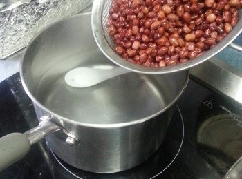 step1: 紅豆浸水4小時以上,用滾水煮30分鐘,焗30分鐘以上,如紅豆不夠淋就重複煮一次焗一次煮到紅豆淋身