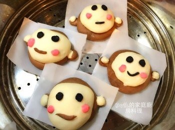 step3: 再加上
眼睛，黑色小圓；
嘴巴，黑色/咖啡色長條；
靜置15分鐘後；大火蒸15分鐘即可