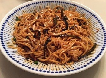 step3: 麵條下水煮開，撈起瀝幹倒入碗中，然後把煮好的醬汁淋上去，攪拌一下，再放入炸好的蔥就可以開動了~