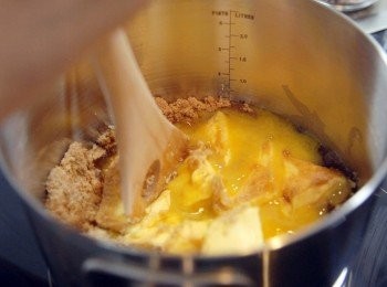 step2: 放入牛油，待牛油與糖混合溶化後，下肉桂粉、雲呢拿油與淡忌廉拌勻