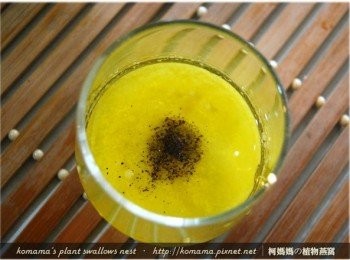 step9: 最後於玻璃杯中，加入酌量的鹽巴和黑胡椒來增味。