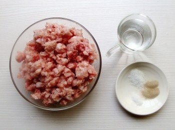step2: 絞肉打水:當餡料內有肉類時,都需要添加額外的水份,即稱[打水]。當絞肉內部水份增加後,可避免加熱後變乾或變柴,讓肉汁能保留住,吃起來多汁又美味。