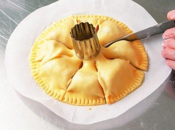 step9: 然後將直徑4.5㎝左右的杯子等器具放在派皮的中心位置，用刀子從杯子的邊緣往派皮的外側切入刀痕，分成8等分