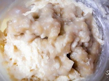 step4: 香蕉用叉子壓泥後加入檸檬汁和優格拌勻 , 加人奶油糊中