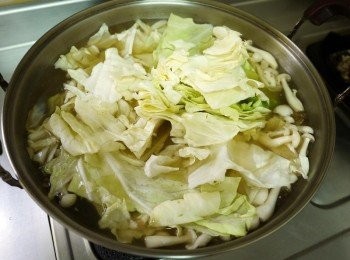 step4: <span class="group_1">湯頭</span>熬煮好後下適當高麗菜與菇菇及炒好的洋蔥,將高麗菜煮至自己喜歡的熟度就可以下配料了