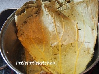 step1: 荷葉洗淨，用水煮 3 分鐘至軟身