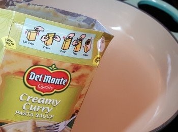 step3: 燒熱鍋，加入<span class="group_2">醬汁</span>煮至滾。