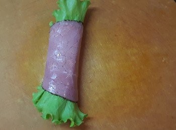 step4: 最後將牛肉片捲好，切開即可。