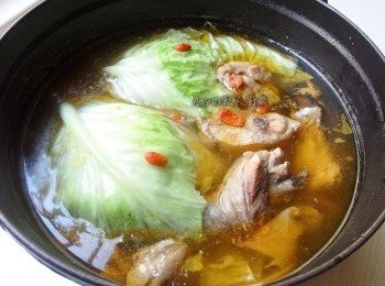 step7: 經過燉煮後,可加入少許的鹽調味。
準備另一鍋熱水汆燙麵線,同時間將高麗菜放入麻油雞湯裡煮熟即可完成。