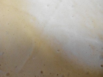 step4: 倒入铺了纸的蒸盤，用膠刮刀画+字在面糊表面，注意表面仍然有很多泡泡哦！