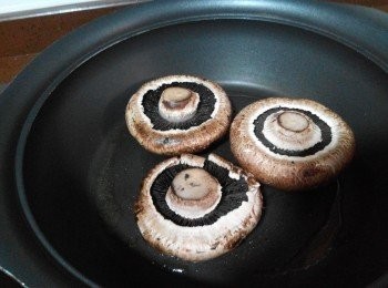 step1: 先將牛肉/蕃茄切粒，牛肉加少許油/生抽/糖調味30分，炒香牛肉，兜起，放蕃茄粒，煮開，加忌廉及少許糖鹽調味，最後加回牛肉兜起。