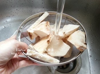 step2: 粉葛洗淨切厚片 , 用水沖一沖洗後瀝乾水份