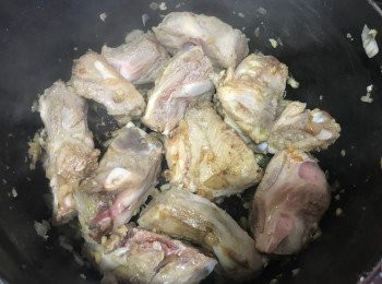 step3: 再爆香蒜蓉蔥蓉，下豬軟骨，煎香至兩邊轉色