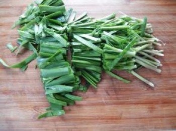 step1: 韭菜洗乾淨切段。