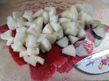 step1: 先將鴨梨洗淨後去皮,然後切粒