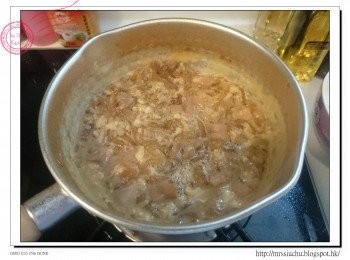 step6: 熄火, 將雞蛋加入鍋中, 拌勻至喜歡的蛋生熟度即可。