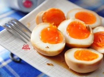 step6: 食用前取出冰涼的糖心蛋，以細線對半切即可享受美味的糖心蛋!