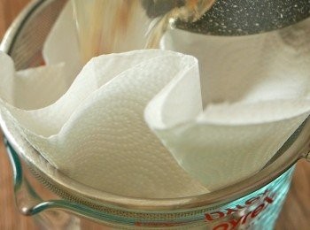 step5: 把廚房紙巾放在網篩中，倒入高湯過濾，以隔除高湯中的鰹魚片。