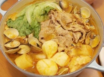 step9: 料都煮熟後就完成一鍋韓式泡菜火鍋啦:)