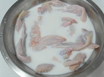 step1: 首先將雞翅或雞腿洗乾淨後泡在牛奶裡~~ 去除腥味和冰箱的霜味喔!!!