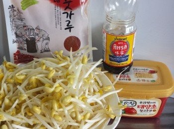 step1: 先用熱水煮大豆芽約5分鐘。