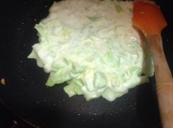 step4: 下油用中火燒熱平底鍋，將麵糊倒在平底鍋上，用鍋鏟將麵糊稍為壓平。