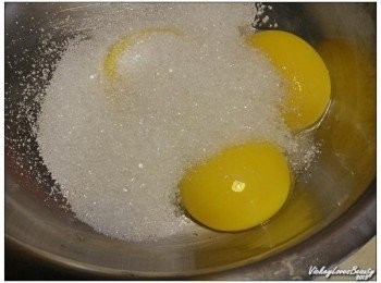 step9: 【<span class="group_3">卡士達內餡</span>】中的蛋黃及細砂糖放入鍋內用攪拌器打至變白,另用一小鍋將鮮奶加熱（不需沸騰就要離火）