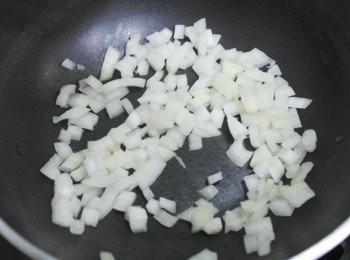 step3: 接著在乾淨的鍋中放入洋蔥塊用中小火拌炒~~