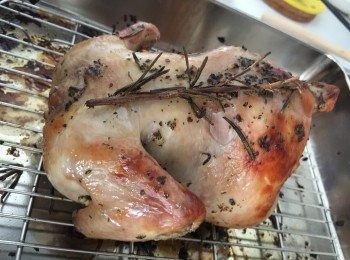 step3: 將煮熟的飯釀入雞肚內，並把兩腿用棉繩綁起。放入已預熱焗爐，上下火240度，每焗15分鐘便反轉一次。約45分鐘後，把雞取出蓋上鍚紙，再焗多5分鐘即可食用。