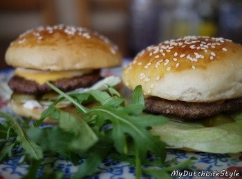 step7: 連漢堡肉也是自製有機，再搭上起司、生菜與酸黃瓜，口味超棒!!