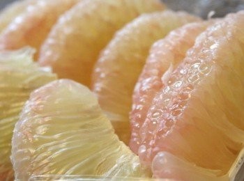 step1: 先將柚子肉拆散，鮮菠蘿切粒隔去水份。