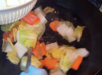 step2: 津白及豆卜洗凈汆水，瀝乾水份。