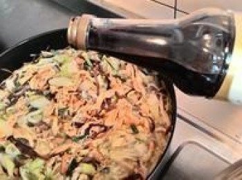 step5: 最後加入剛才的豆包在一起燉煮一下加入適量的淬釀醬油提味及少許胡椒粉起鍋前在淋上一些香油~完成