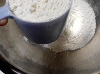 step1: 水，酵母，麵粉混合揉成光滑麵團