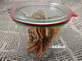 step5: 烤箱170℃預熱後，烤10分鐘。轉180℃，再烤4分鐘即可。脆餅烤好放涼後，置入密封罐，放在室溫可保存20天。