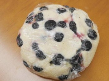 step4: 接著把冷凍藍莓加入麵糰中~~這步驟要注意的是如果太大力壓藍莓會爆漿=0= 接著抓出一個扁圓形模樣用保鮮膜包住冰箱冷藏一個小時!!!