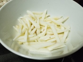 step6: 鮮淮山，切條後用鹽水汋熟備用