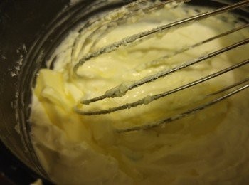 step1: 先預熱焗爐160度做好準備。
將淡忌廉、cream cheese和牛油倒入大碗中，預備一隻鑊加入熱水，跟住將有材料的大碗放入熱水座溶，一路攪到光滑為止。