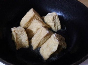 step8: 平底鍋加入油燒熱後，加入油豆腐煎香，先煎肉的那面