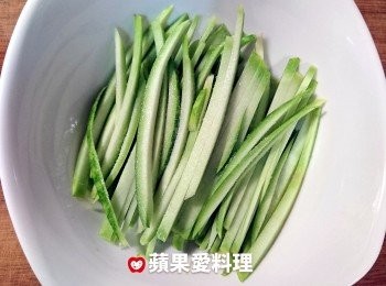 step2: 將瓠瓜皮置入碗中，灑上鹽，用手抓一抓，靜置10~20分鐘。