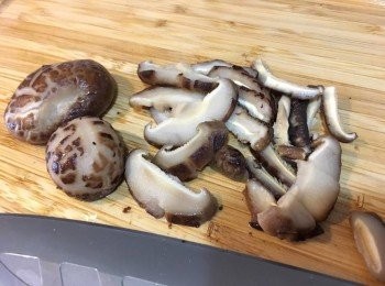 step1: 先將冬菇用清水浸至軟身，然後去椗切片，浸冬菇既水留起備用