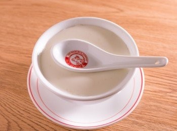 step5: 撞入鮮奶後不要移動碗，靜置 10 分鐘待鮮奶凝固即可享用。