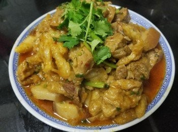 step9: 做法 :

將魚肚浸泡至軟身 , 裁切適合大小 , 用 2 片薑及黃酒出水 15 分鐘去腥備用 , 麵筋稍為拖水 , 去除多餘油份再切成一半備用 , 五花腩已放湯煲了 2 小時 , 取出後放涼切成厚件備用 .

先爆香蒜頭 , 乾蔥 , 薑片放入五花腩稍為煎香及少少金黃色 , 加約 1 L 水 , 放入韓式辣醬 , 蝦米辣椒油 , 糖 , 雞粉 , 生抽 , 大火滾起轉中細火燜 45 分鐘 , 再放入魚肚燜 15 分鐘 , 最後將麵筋放入燜多 10 分鐘 , 再轉大火燜至收汁 , 完成 .