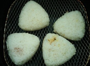 step1: 飯煮好後加糖和醋，攪拌後攤凍備用。
用三角形寿司盒壓出8個飯團（三角型寿司餡裏面可自由發揮。）
然後放入氣炸鍋內用200度焗10分鐘後反一反。