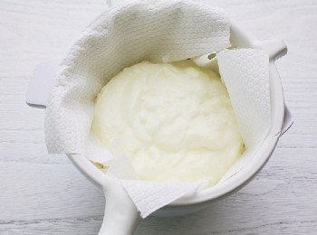step1: 將優格倒入鋪有廚房紙巾的濾篩中，瀝乾水分備用（ 圖一、圖二）。